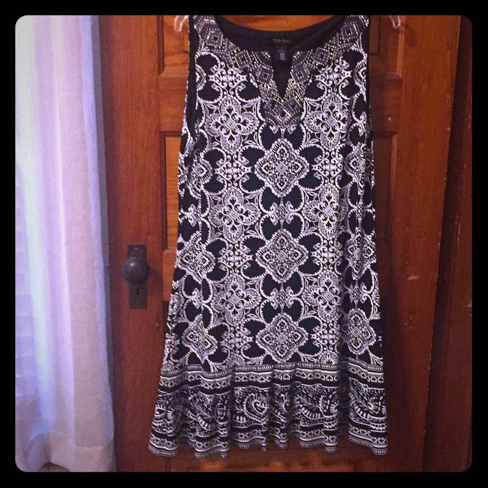 Sleeveless polyester dress with jewel accent